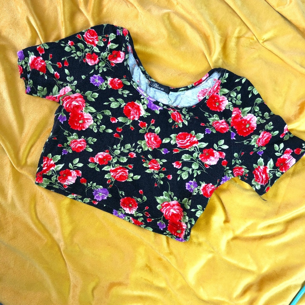 Black floral croptop